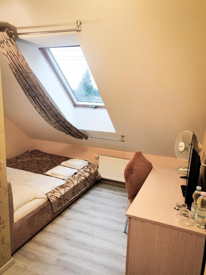 Dom Weselny Pod Kasztanem Hotel Luban Kültér fotó